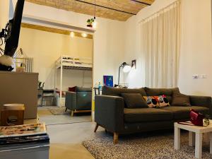 un soggiorno con un divano e un tavolo di Sweet Life House Rome Cavour a Roma