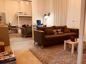 un soggiorno con un divano e un tavolo di Sweet Life House Rome Cavour a Roma
