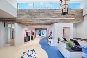 una hall con un tappeto blu e una grande finestra di Bayside Resort --- 30248 Candleberry Drive a Selbyville Altre 42 foto