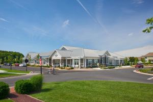 una persona in bicicletta davanti a una casa di Bayside Resort --- 30248 Candleberry Drive a Selbyville