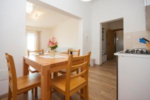 Η κουζίνα ή μικρή κουζίνα στο Apartments with parking space Grebastica, Sibenik - 13978