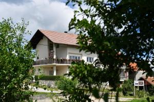 ein weißes Haus mit rotem Dach in der Unterkunft Apartments with a parking space Rakovica, Plitvice - 20595 in Rakovica