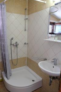 ein Bad mit einer Dusche und einem Waschbecken in der Unterkunft Apartments by the sea Prigradica, Korcula - 20608 in Blato