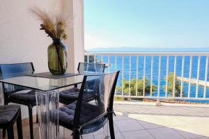 einen Tisch und Stühle mit Meerblick in der Unterkunft Apartments by the sea Prigradica, Korcula - 20608 in Blato