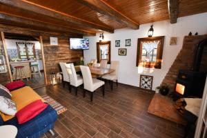 ein Wohnzimmer mit einer Couch und einem Tisch mit Stühlen in der Unterkunft Family friendly house with a swimming pool Sveti Ivan Zelina, Prigorje - 20657 in Sveti Ivan Zelina