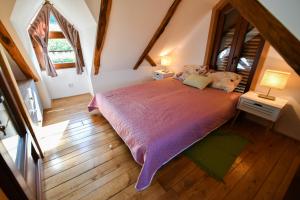 ein Schlafzimmer mit einem großen Bett mit zwei Nachttischen in der Unterkunft Family friendly house with a swimming pool Sveti Ivan Zelina, Prigorje - 20657 in Sveti Ivan Zelina + 8 Fotos