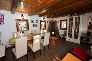 eine Küche und ein Esszimmer mit Tisch und Stühlen in der Unterkunft Family friendly house with a swimming pool Sveti Ivan Zelina, Prigorje - 20657 in Sveti Ivan Zelina