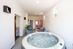 ヤストレバースコにあるFamily friendly house with a parking space Jastrebarsko, Prigorje - 20705の部屋にある大きな浴槽付きのバスルーム
