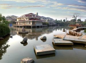 una casa en un río con casas en ella en F·World Convention Center, en Wuhan