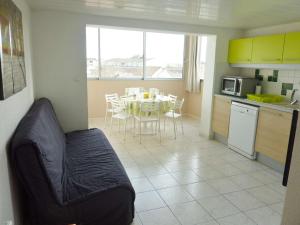 a kitchen and dining room with a table and a kitchen with a dining room at Appartement Marseillan-Plage, 4 pièces, 6 personnes - FR-1-387-164 in Marseillan