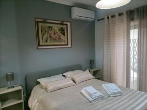 una camera da letto con un letto e due asciugamani di SINTRA HOME a Sintra