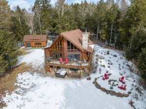 una vista aérea de una cabaña de madera en la nieve en Beautiful Chalet, mins to Hunter/Windham slopes en Jewett