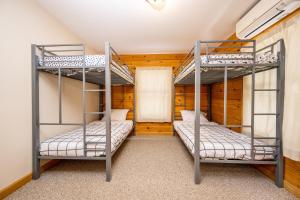 a room with two bunk beds in a house at Beautiful Chalet, mins to Hunter/Windham slopes in Jewett