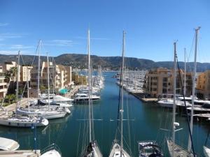 a bunch of boats are docked in a marina at T2 3 étoiles à la Favière avec piscine et parking - FR-1-610-4 in Bormes-les-Mimosas