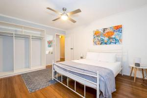 um quarto com uma cama e uma ventoinha de tecto em 200m to Tallebudgera Creek - Hosted by Burleigh Letting em Gold Coast