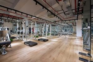 un gimnasio con una gran sala con mucho equipamiento en basePLUS-BINJIANG Serviced Apartment, en Shanghái