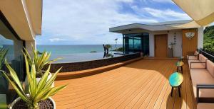 ein Haus mit einer Terrasse mit Meerblick in der Unterkunft Kenting Sand Island W-Villa Seaview Resort in Fan-tzu-liao