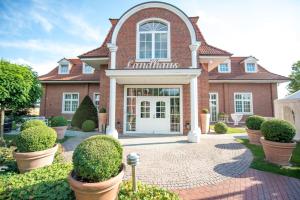 ein großes Backsteinhaus mit einer weißen Tür in der Unterkunft Hotel Hennies in Isernhagen