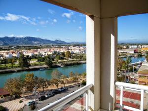 uma varanda com vista para o rio em Apartamentos Milenio em Cullera