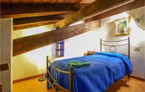um quarto com uma cama azul num quarto com tectos em madeira em 2 Bedroom Gorgeous Apartment In Monte Antico em Monte Antico