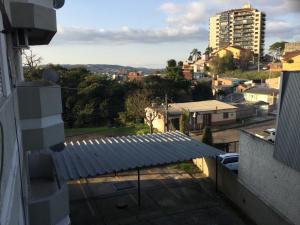 Blick auf die Stadt vom Balkon eines Gebäudes in der Unterkunft Conforto e simplicidade no centro da cidade in Santana do Livramento