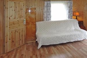 Postel nebo postele na pokoji v ubytování Cottage by the lake in Wiselka near the sea