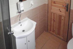 Koupelna v ubytování Cottage by the lake in Wiselka near the sea + 4 fotografie