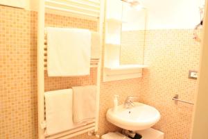 A bathroom at Appartamento Maggiore Még 29 kép