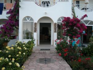 Сад в Haris Hotel Apartments and Suites