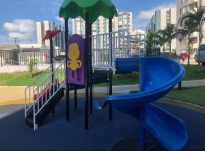 un parque infantil con 2 toboganes y una sombrilla en Apartamento en el Norte de Barranquilla- Amoblado, en Barranquilla