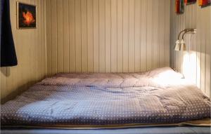 - un lit dans un coin de chambre dans l'établissement 2 Bedroom Awesome Home In Moi, à Moi