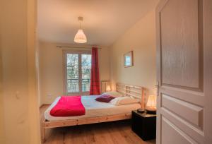 1 dormitorio con cama y ventana en Les app'ART - Le Havre Centre St Joseph, en Le Havre