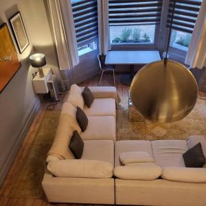 uma sala de estar com um sofá branco e uma mesa em 5 Luxury Spacious Loft - Prime Location - Comfortable Bed & Sofa em Brighton & Hove