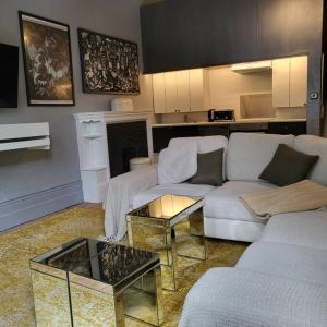 uma sala de estar com um sofá e uma mesa em 5 Luxury Spacious Loft - Prime Location - Comfortable Bed & Sofa em Brighton & Hove