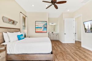 a bedroom with a bed and a ceiling fan at 3000 Latitude Lane in Orlando