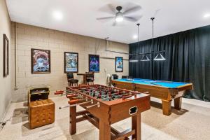 una sala de billar con 2 mesas y una pelota de ping pong en 7663 Oakmoss Loop, en Loughman
