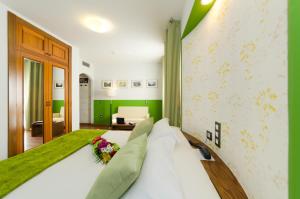 Postel nebo postele na pokoji v ubytování Hotel Apolo + 35 fotografií