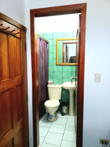 y baño con aseo y lavamanos. en EMMA HOUSE, en Puerto Baquerizo Moreno