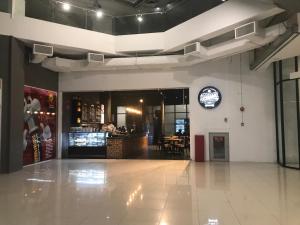 um lobby de um restaurante com um relógio na parede em David Studio Unicity, Seremban 3 em Seremban