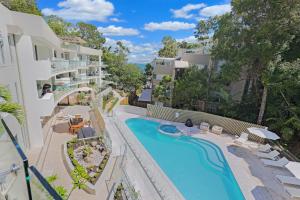 una vista dall'alto di una piscina in un resort di The Cove Noosa - Apartment 19 a Noosa Heads