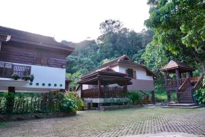 una casa con un pabellón al lado de un edificio en LANNA HOUSE บ้านลานนา เชียงดาว, en Chiang Dao