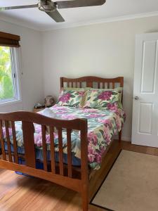 Schlafzimmer mit einem Bett und einem Fenster in der Unterkunft Clearwater estate in Doonan