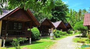 une rangée de cottages en bois dans un complexe dans l'établissement Seashell Resort Koh Tao-SHA Plus, à Koh Tao