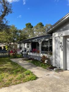 Una casa con el número al costado. en Sanford Lake Mary Quiet Rooms, en Sanford