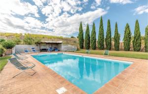 une grande piscine avec des chaises et des arbres dans l'établissement Seranna 3, à Papiano