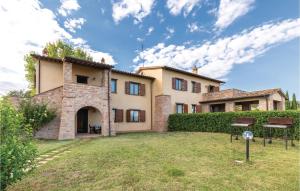 an exterior view of a house with a yard at Seranna 3 in Papiano