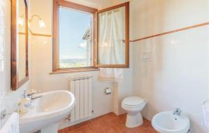 A bathroom at Seranna 3