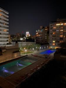 una gran piscina en la parte superior de un edificio por la noche en Monoambiente en Palermo Full Amenities en Buenos Aires