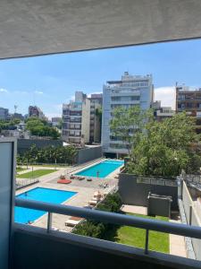 - Balcón con vistas a 2 piscinas en Monoambiente en Palermo Full Amenities en Buenos Aires