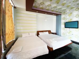 Giường trong phòng chung tại Ngoc Kha Tu 1 Hotel